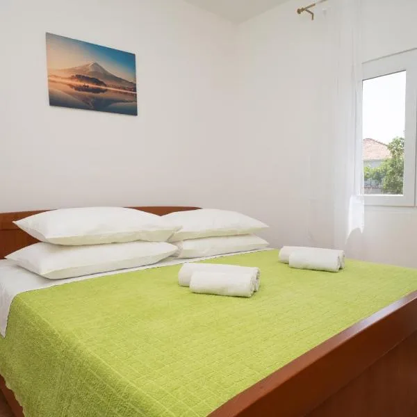 Summer Family Home near Zadar, hotell i Debeljak