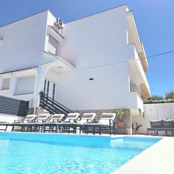Villa Lungomare with private pool, hotel v destinácii Zadar