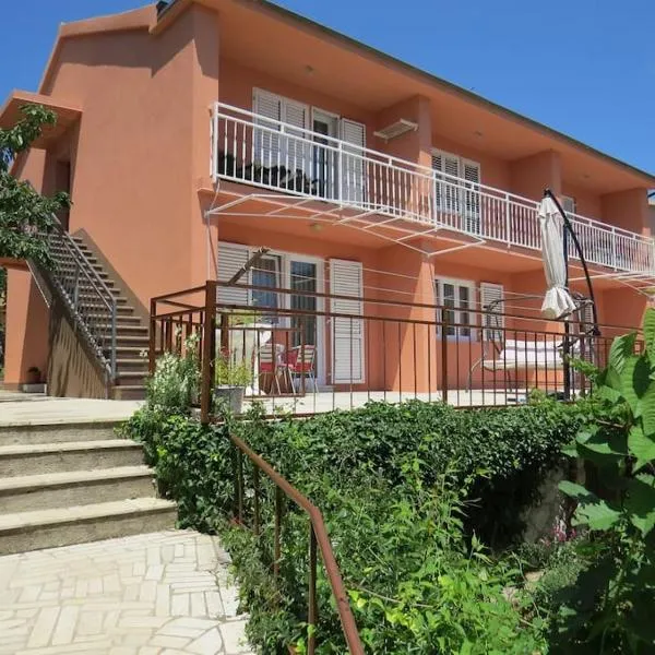 Apartment Radanović-Beaches 5 min walking, hotel in Cres