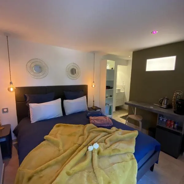 La chambre d'hôte de la fontaine de Jonquier Jacuzzi privatif, hotel in Séguret