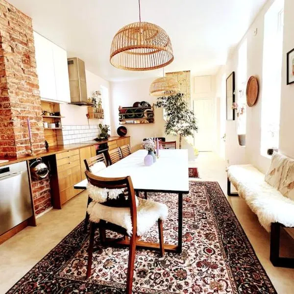 Spacious historical art oasis in the city center, hotel in Bergen