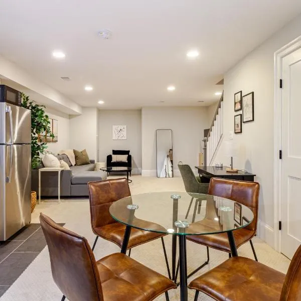 Private Garage Parking and King Bed - Walk to Metro, hotel in Washington