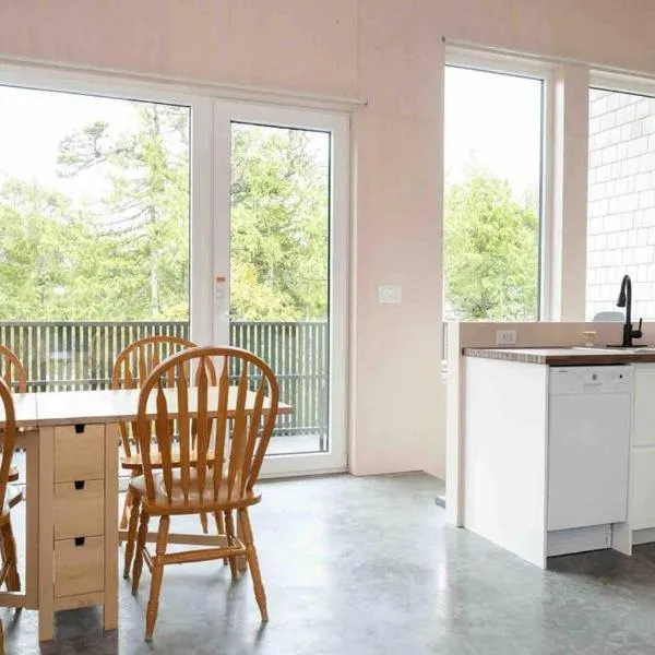 WHITE HAUS Close to beach and trails, Pet friendly, hotel in Ucluelet