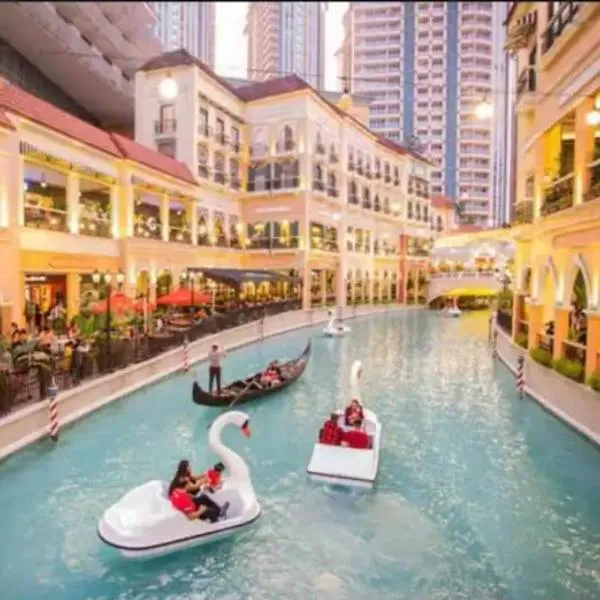 Bell Place at Venice Luxury Mckinley Hill，位于马尼拉的酒店