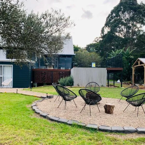 Gorgeous 3 bedroom raked ceiling cabin on the hill, hotel in Blackbutt