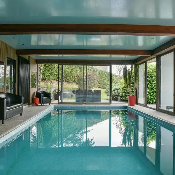 Superbe villa avec piscine intérieure, sauna, jacuzzi et salle de sport – hotel w mieście Lucinges