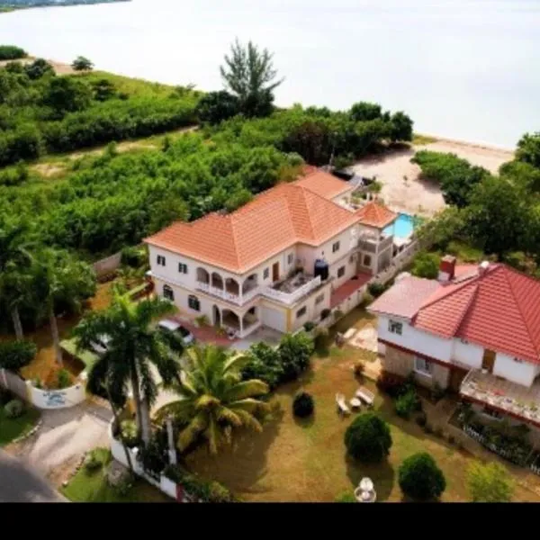 Indigo Beach Villa, hotell i Black River