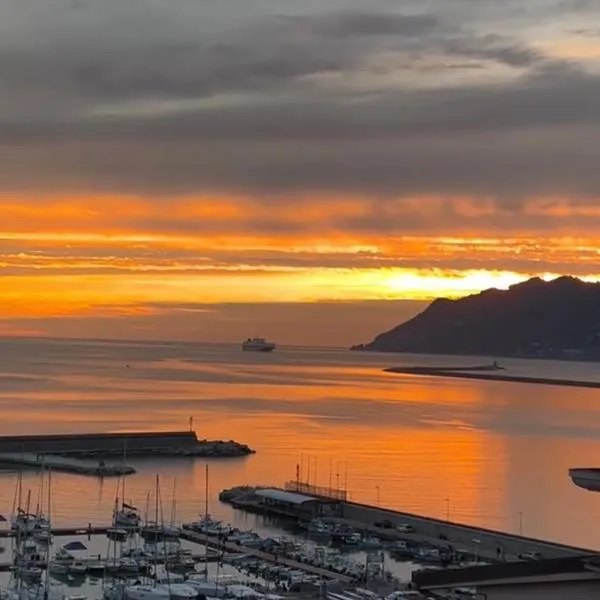 Mareluna Penthouse - Luxury Rooftop, hotel v destinácii Salerno