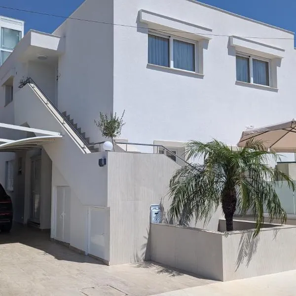 Two-Bedroom Luxury Apartment, hotel in Paralimni
