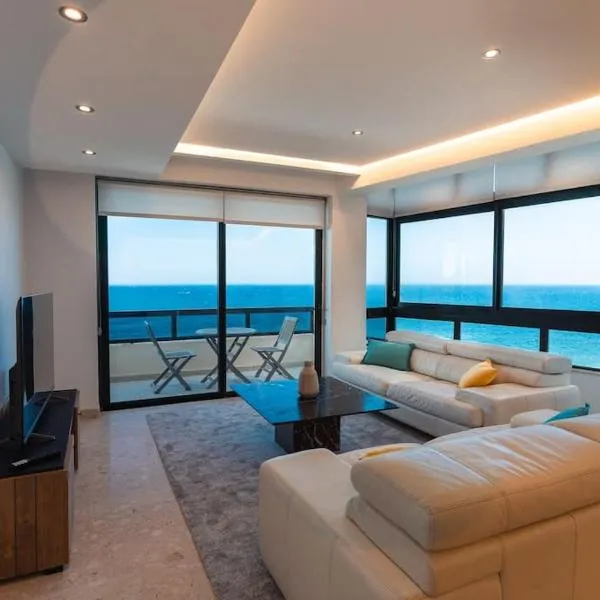 Sea Front - Spacious - Beautiful, hotel v destinaci Sliema