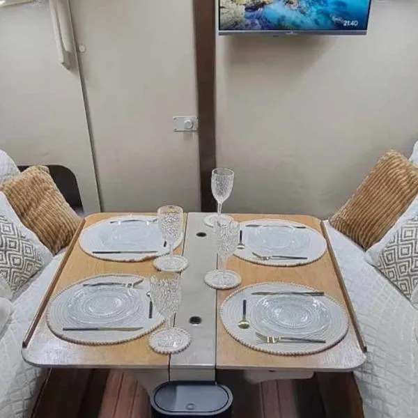 Nuit romantique sur un bateau à Deauville, hotel in Deauville