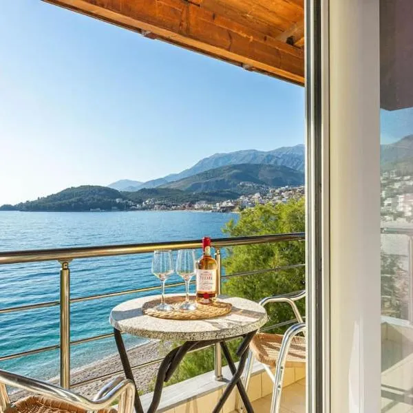 Potam'Sea Bliss 32 - Beach Front, Sun Beds & Parking, hotel in Himare