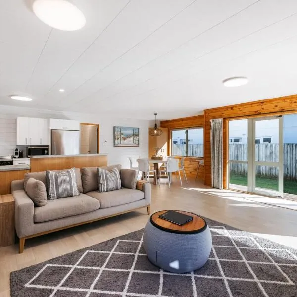 The Iconic Kiwi Bach, Full Site Downtown Mount, hotel v destinaci Mount Maunganui