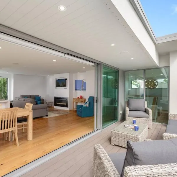 Modern, Spacious Home on Popular Muricata Av - Enjoy Beach, Surf & Sun, hotel in Mount Maunganui