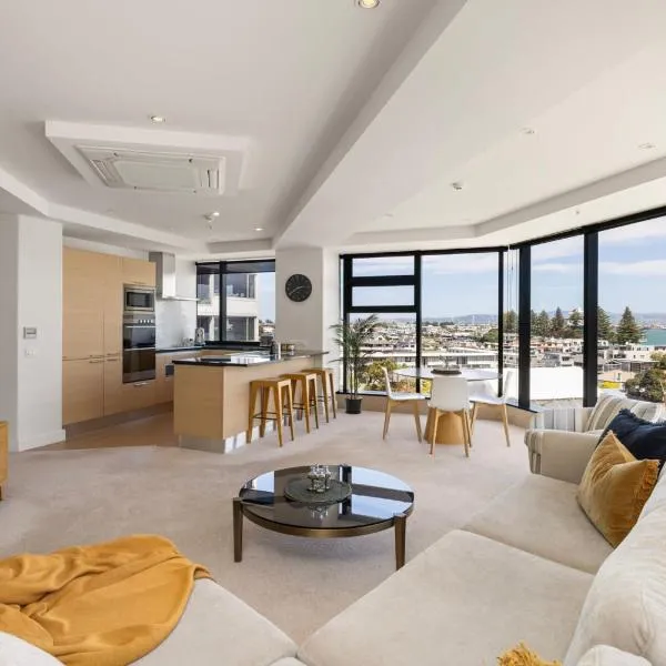 Luxury Ocean & Harbour Views - Heated Pool, Main Beach & Gym, hotel in Mount Maunganui