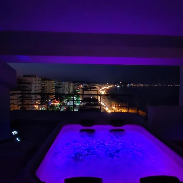 Luxury Penthouse, hotel v destinaci Durrës