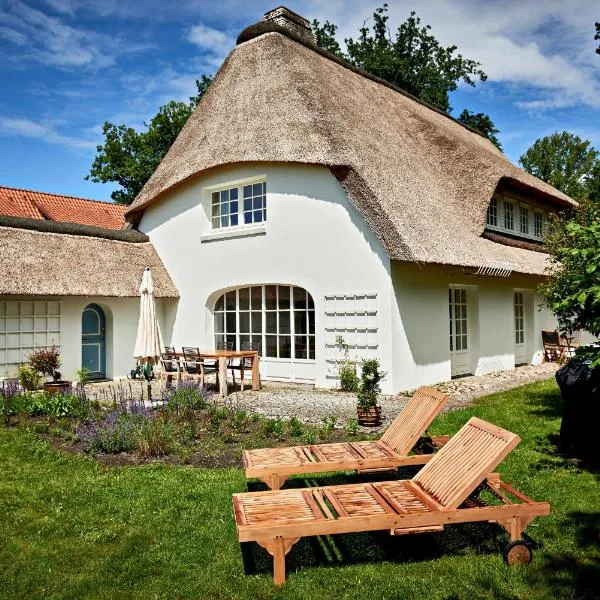 Reetdach-Villa mit Blick in die Natur - 160m² Entspannung pur, Hotel in Jersbek