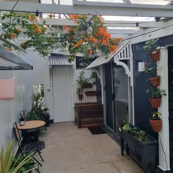 Small PET FRIENDLY Granny flat with paved courtyard, hotel v destinaci Caloundra