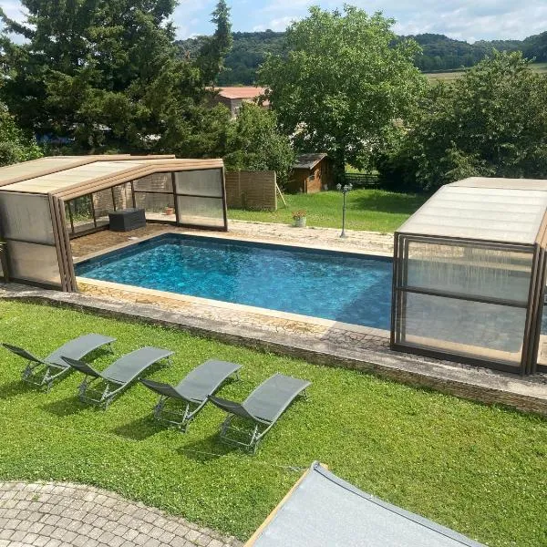 Maison 3 chambres, 3 SdB, terrasse, piscine, spa, hotel in Meyrié