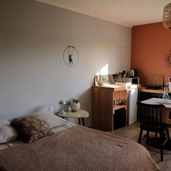 Studio A avec parking, hotel v destinácii Rezé