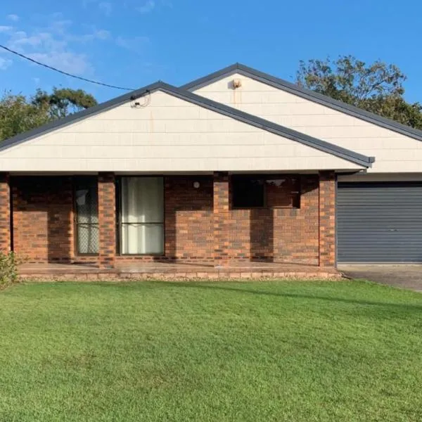 Lowset pet friendly home, with room for a boat, Palm Ave, Bongaree, hotel in Bellara