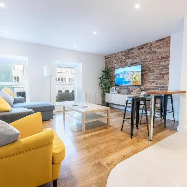 Modern CANAL VIEW Home, in City Centre, Sleeps 8, hotel v destinaci Galway