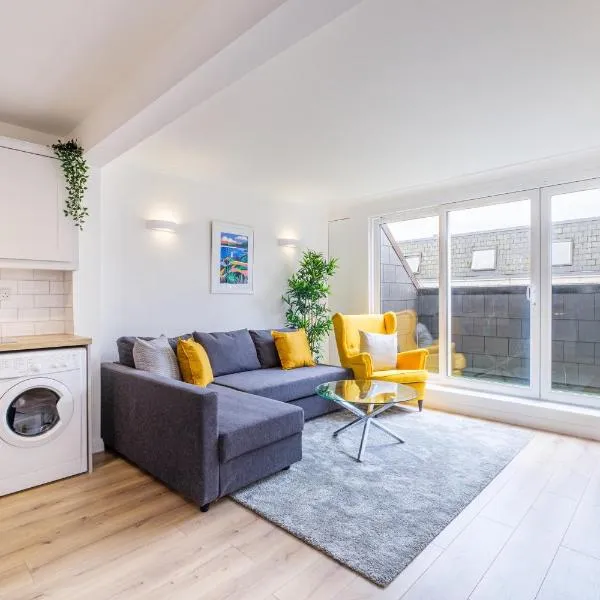 Luxury Modern PENTHOUSE, City Centre, SLEEPS 6, hotel v destinaci Galway