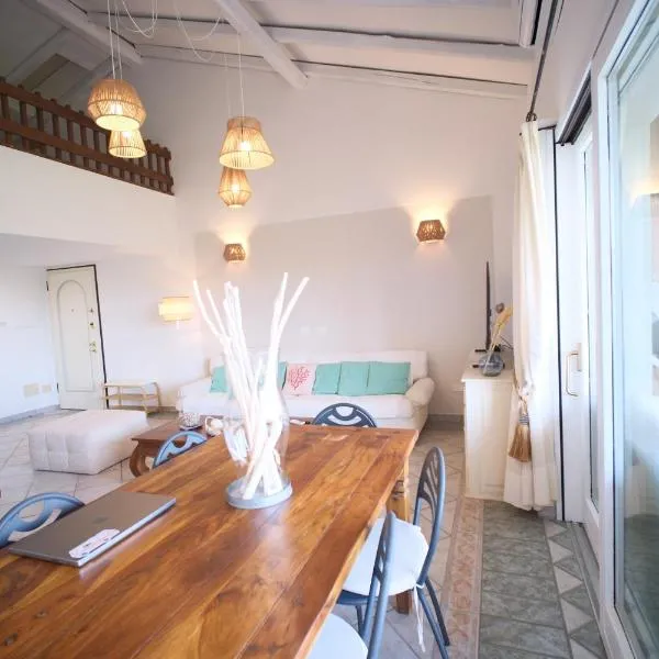Stunning Bay-View Apartment - Pool, Terrace & 30s to Porto Rotondo Center & 10 Minutes To The Beach: Porto Rotondo'da bir otel