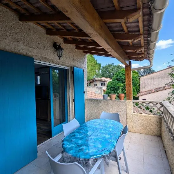 Le Cabanon T1 à Quissac, résidence avec piscine, hotel in Quissac