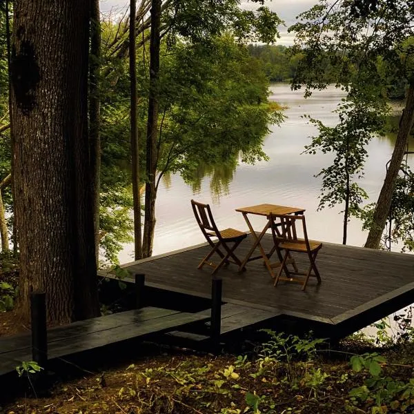 Riverfront design cabins by Ragnar Glamp، فندق في Koknese