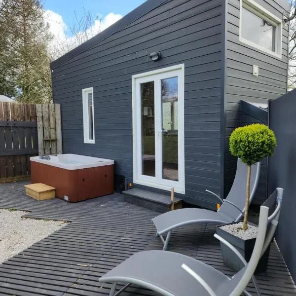 le cocon d'amour " tiny-house avec jaccuzi privé ", hotel in La Chapelle-du-Fest