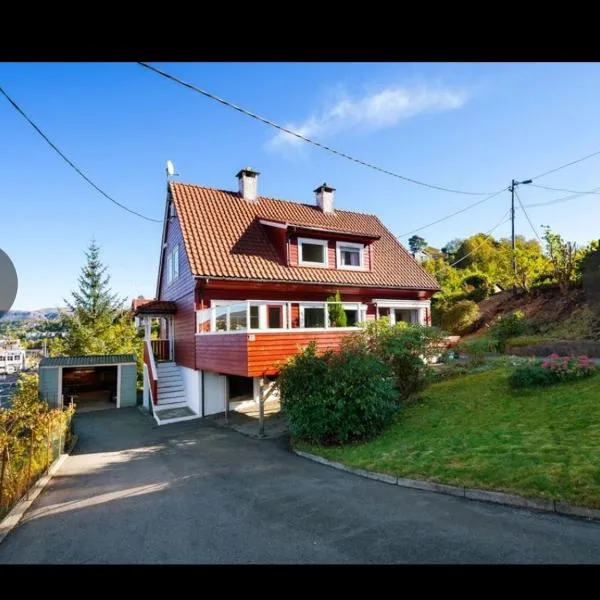 Kjellerleilighet i Fana til leie-med gratis parkering og mange kollektiv reisemuligheter, hotel in Bergen