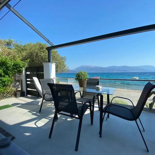 Beachfront Retreat at Agios Vasileios, hotel v destinaci Patra