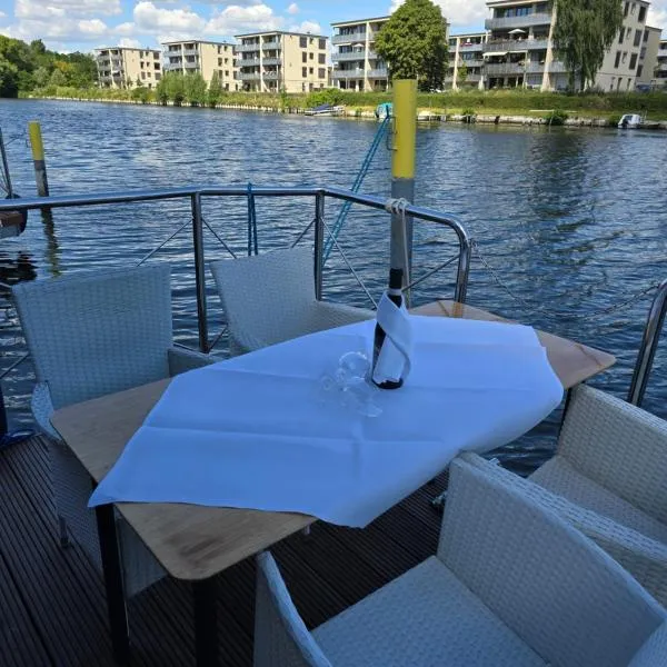 Festliegende Wohnboote Marina Niederhavel, hotel en Brandeburgo