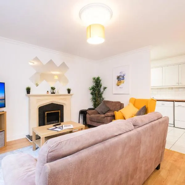 Stylish CITY Centre Townhouse, Sleeps 12 with Parking, hotel v destinaci Galway