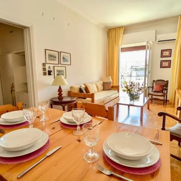 Bright Top-Floor Apartment - 2 Terraces - Αbove metro, hotel i Athen