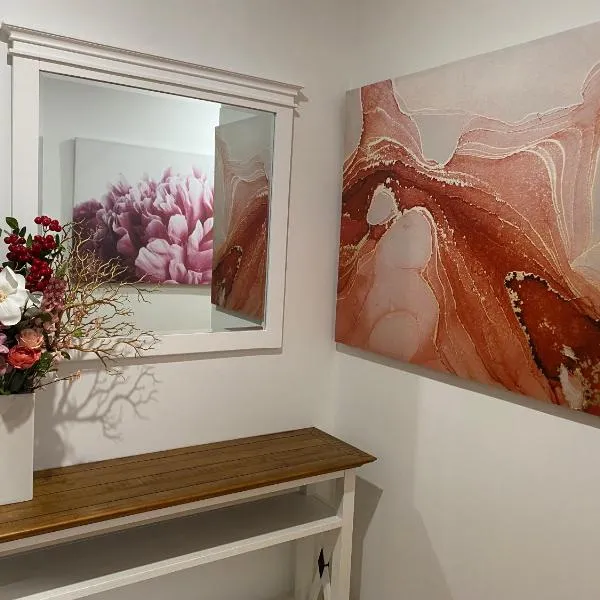 Beautiful 3 Bedrooms BNB between Airport and Sea, hotel v destinaci Cheltenham
