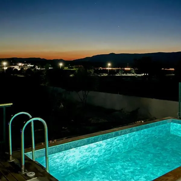 majestic tiny home with private pool, hotel v destinaci Trikomo