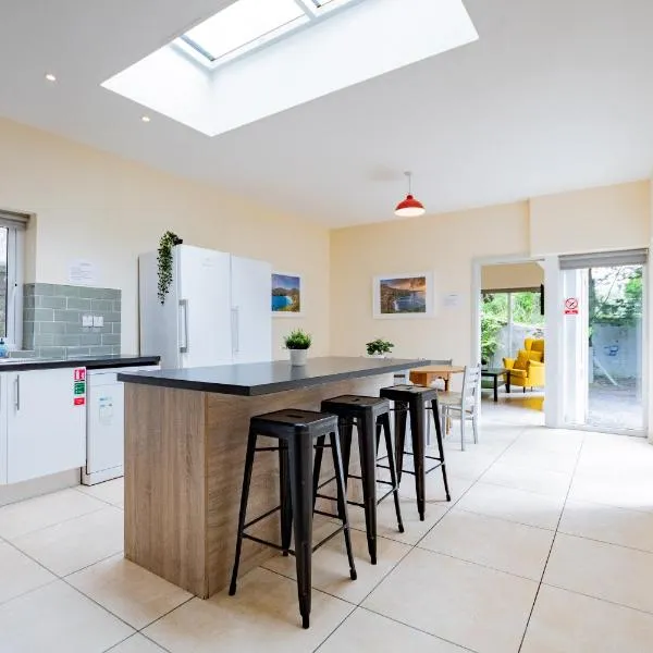 LARGE Modern House, Sleeps 17 with Parking, hotel v destinaci Galway