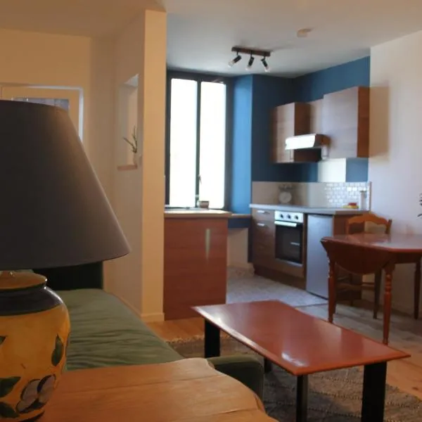 Comfortable Village Apartment in Barbieres with access to large garden with beautiful views, מלון בBarbières