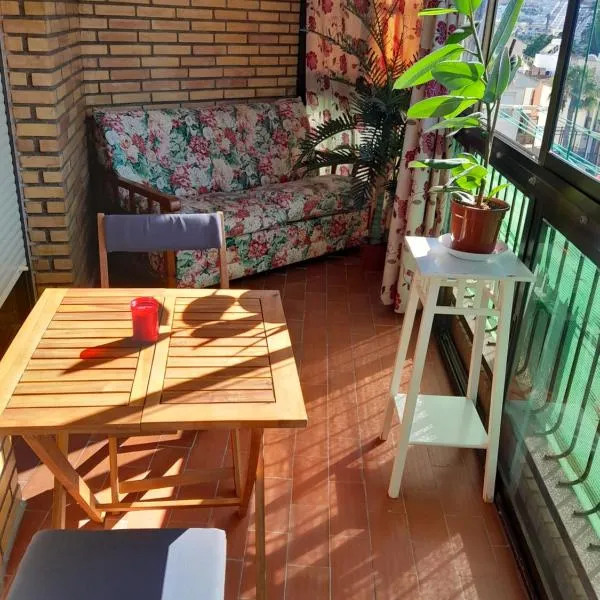 Casa Adriana, balcon y parking Habitacion en piso compartido, hotel in Almuñécar