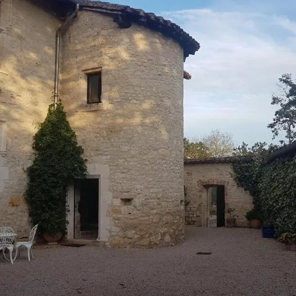 Chambres d'hôtes dans un château au coeur de la Toscane Occitane Albi-Cordes-Rabastens, hotel v destinaci Senouillac
