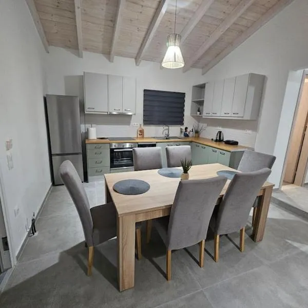 Chrysanthi's house, hotel en Gardeládes