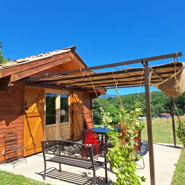 Chalets du Bois de Vache, Hotel in Le Poët-Célard