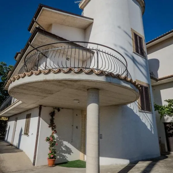 B&B "LE LUCI" SUPER CAMERA IN ATTICO interno 3 rose rosse, hotel v destinaci Vasto