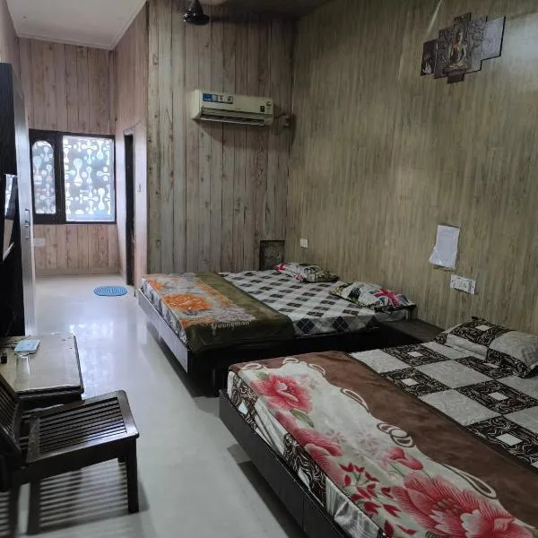 HOTEL JOGI GUEST HOUSE welcome all families, friends, groups, couples, singles fully Airconditioner, attach washrooms, lift, wifi, gyser hot water, 24 hours room service, power backup photo 2