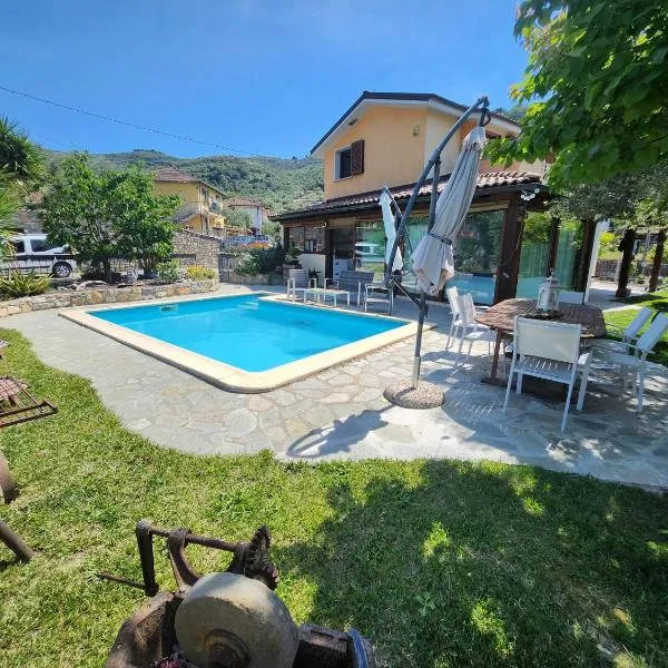 Appartamento in villa cristina con piscina,, hotel v destinaci Costa dʼOneglia