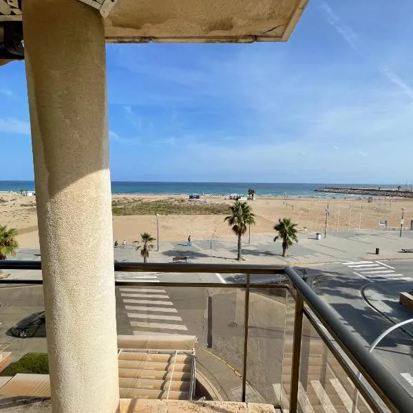 APARTAMENTO CON GARAJE en primera línea de playa, hotel v destinaci Torredembarra