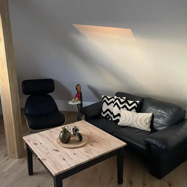 Moderne Ferienwohnung in Gelsenkirchen-Schalke für 1 bis 7 Personen mit Terrasse, ideal für Gruppen & Stadionbesuche, hotel in Gelsenkirchen