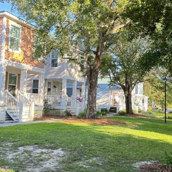 Cute and Cozy Comfy Birds Junior Cottage - 1 mile to Dwntn Ocean Springs, near Beach with Golf Cart, hotel in Ocean Springs